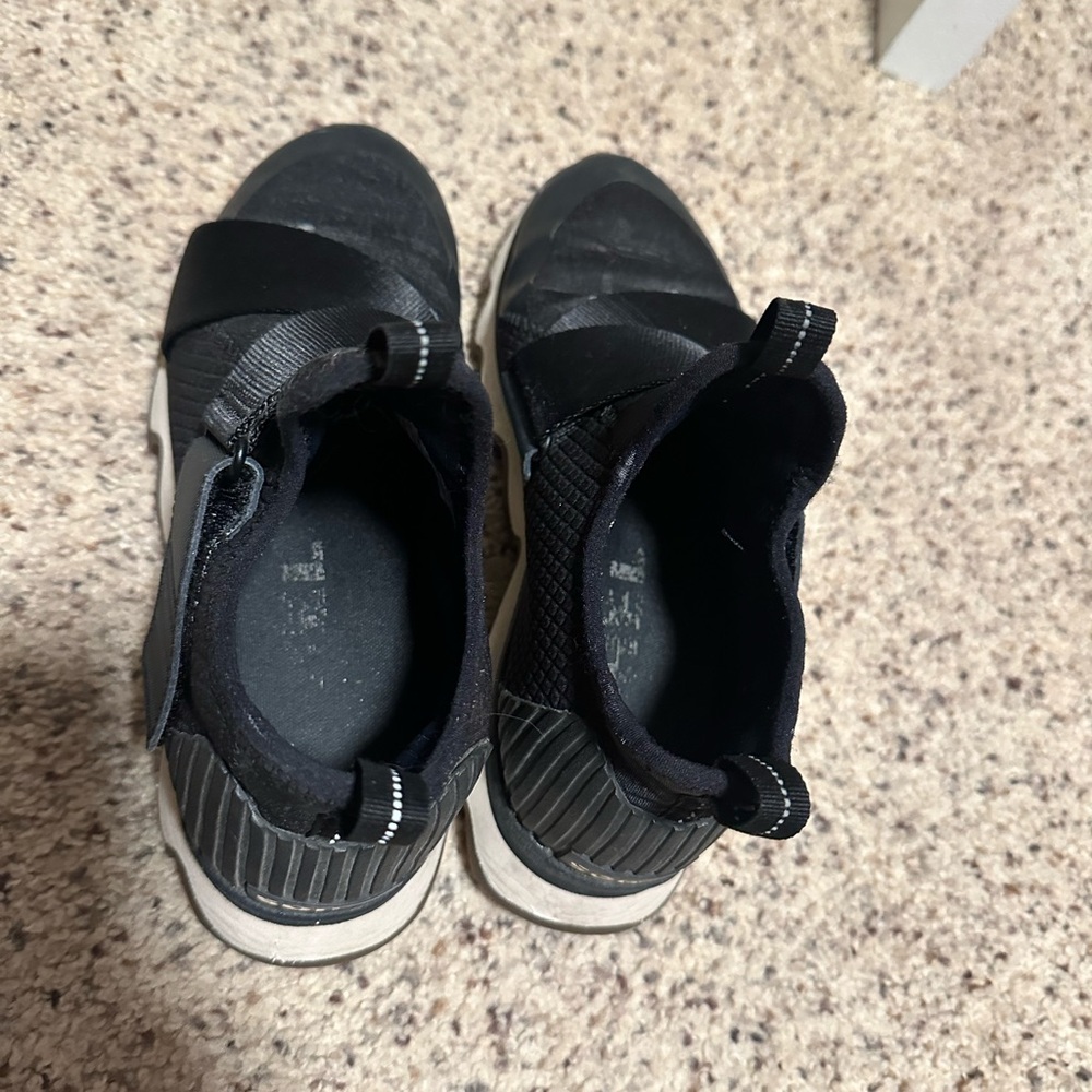 Sorel Size 6 Women’s Kinetic Sneak Black Sneakers Adjustable Strap Shoes Low Top - Picture 4 of 13
